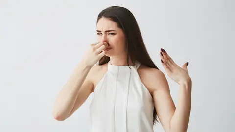 Mujer que sufre mal olor Mujer que sufre mal olor