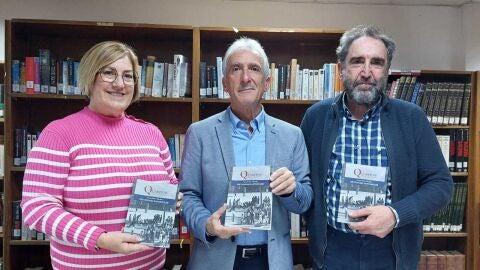 Antoni Mas, en el centro de la imagen, con el libro 'Diccionari santapoler'.