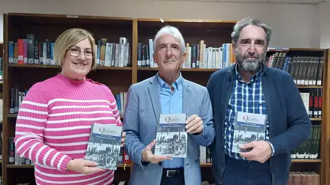 Antoni Mas, en el centro de la imagen, con el libro 'Diccionari santapoler'. Antoni Mas, en el centro de la imagen, con el libro 'Diccionari santapoler'.