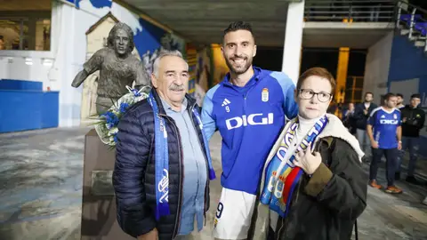 14-11 Los padres de Armando Barbón posan con Borja Bastón, en el 20 aniversaruio de la murete del futbolista azul 14-11 Los padres de Armando Barbón posan con Borja Bastón, en el 20 aniversaruio de la murete del futbolista azul