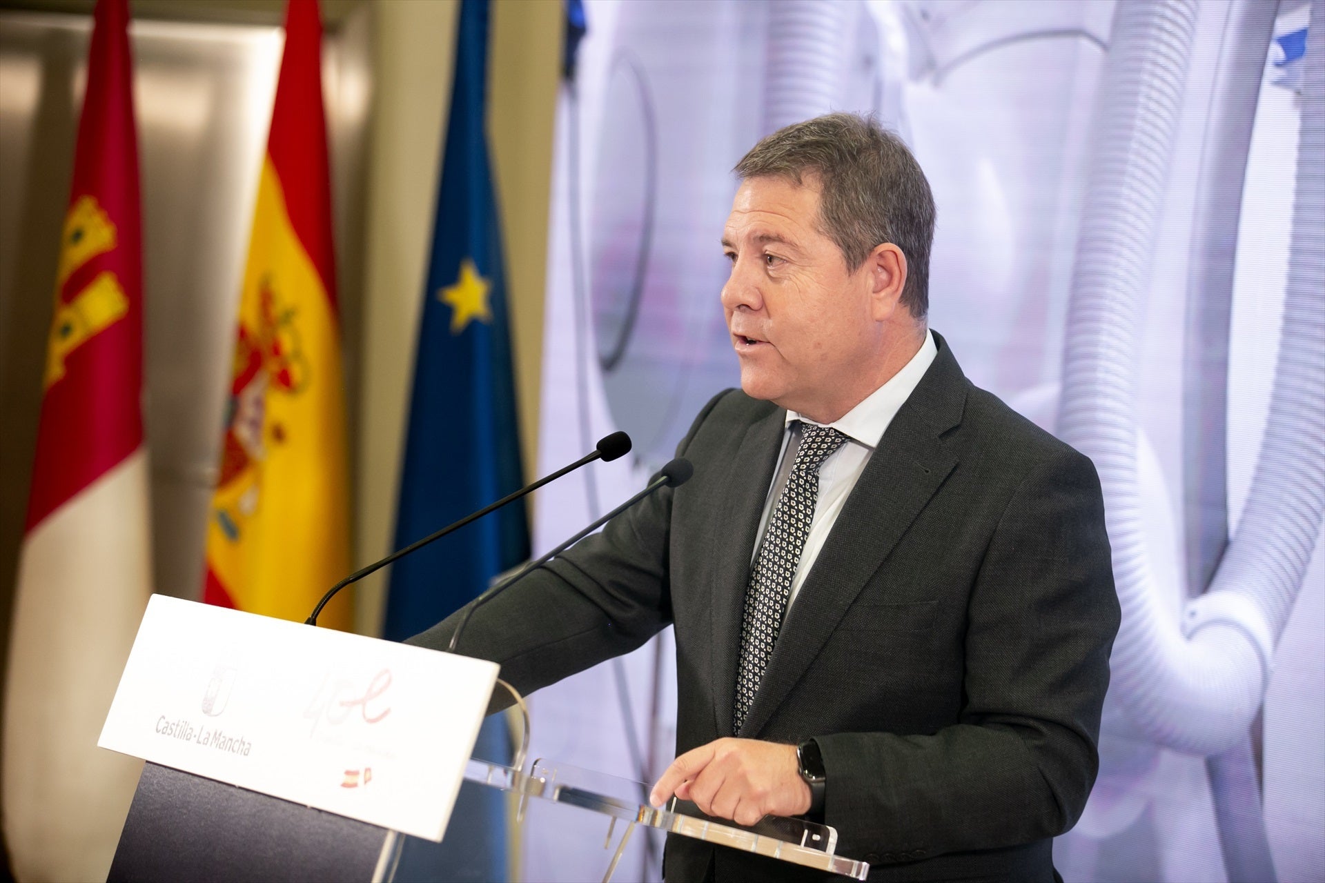 Page no estará presente en la investidura de Sánchez mientras Chivite y Barbón sí acudirán al Congreso Page no estará presente en la investidura de Sánchez mientras Chivite y Barbón sí acudirán al Congreso