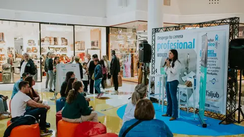 Una de las actividades celebradas en ‘Impulsa Empleo’ del centro comercial L’Aljub de Elche. Una de las actividades celebradas en ‘Impulsa Empleo’ del centro comercial L’Aljub de Elche.