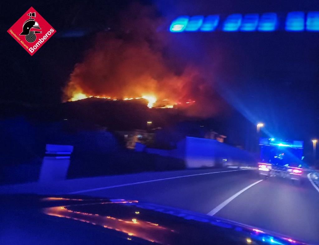 Los bomberos de Alicante estabilizan el incendio forestal declarado anoche en Ràfol d´Almunia Los bomberos de Alicante estabilizan el incendio forestal declarado anoche en Ràfol d´Almunia