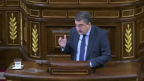 La rima de Aitor Esteban a Feijóo que ha desatado las risas en el Congreso: "Alberto, tu tractor tiene gripado el motor por usar aceite Vox" La rima de Aitor Esteban a Feijóo que ha desatado las risas en el Congreso: "Alberto, tu tractor tiene gripado el motor por usar aceite Vox"