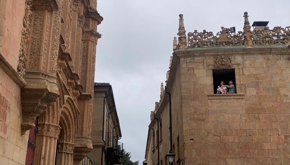Ricardo Rivero, enseñando la fachada de la Universidad de Salamanca a Agatha Ruiz de la Prada