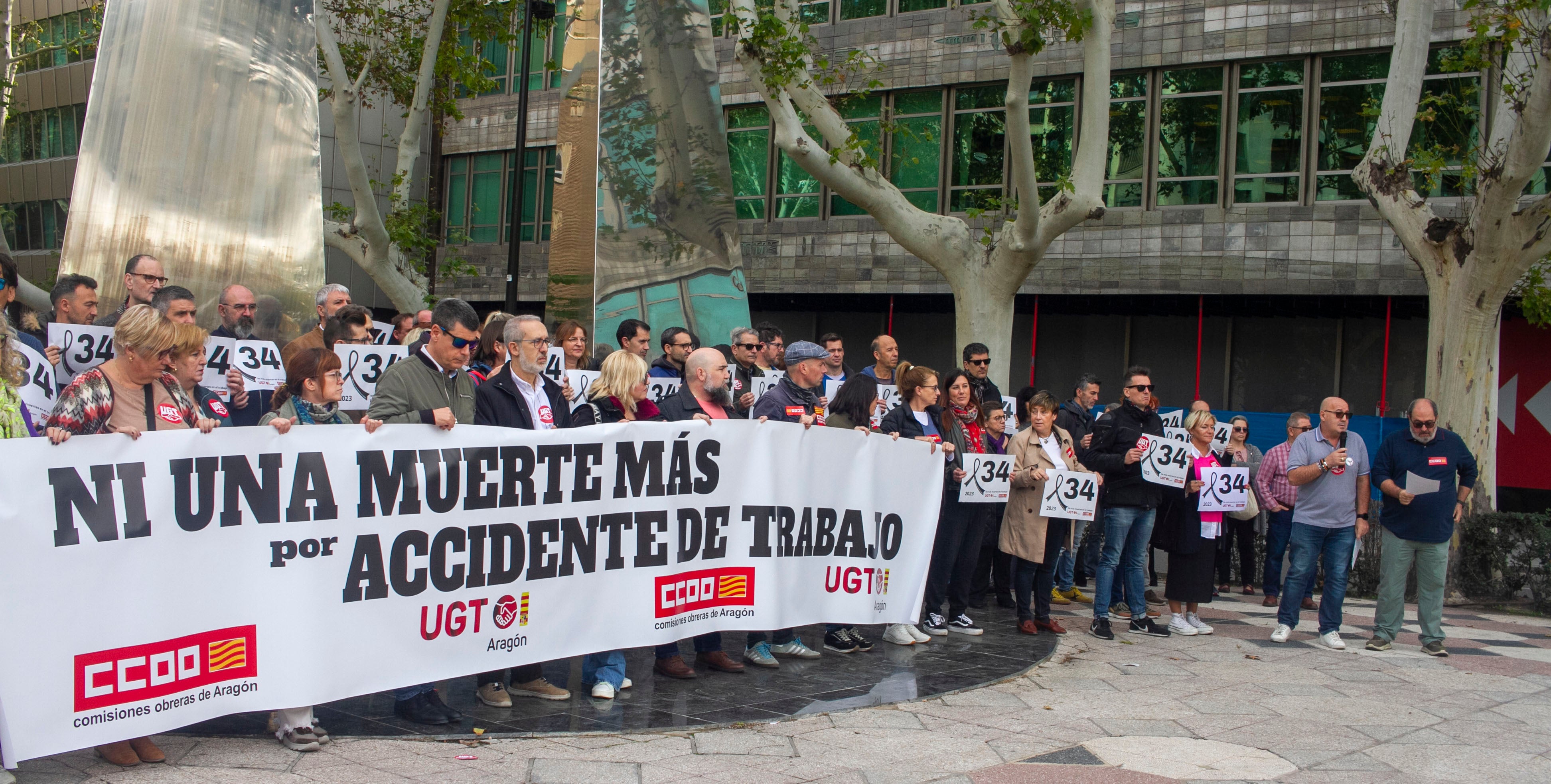 Los sindicatos piden a la Fiscalía que estudie la responsabilidad penal de los empresarios Los sindicatos piden a la Fiscalía que estudie la responsabilidad penal de los empresarios