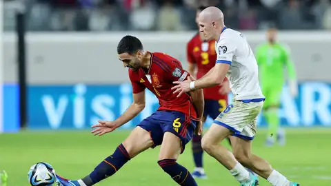 Mikel Merino pelea por una pelota durante el Chipre - España Mikel Merino pelea por una pelota durante el Chipre - España