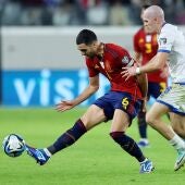 Mikel Merino pelea por una pelota durante el Chipre - España