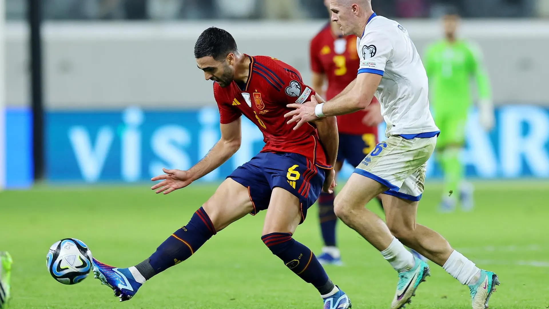 Mikel Merino pelea por una pelota durante el Chipre - España Mikel Merino pelea por una pelota durante el Chipre - España