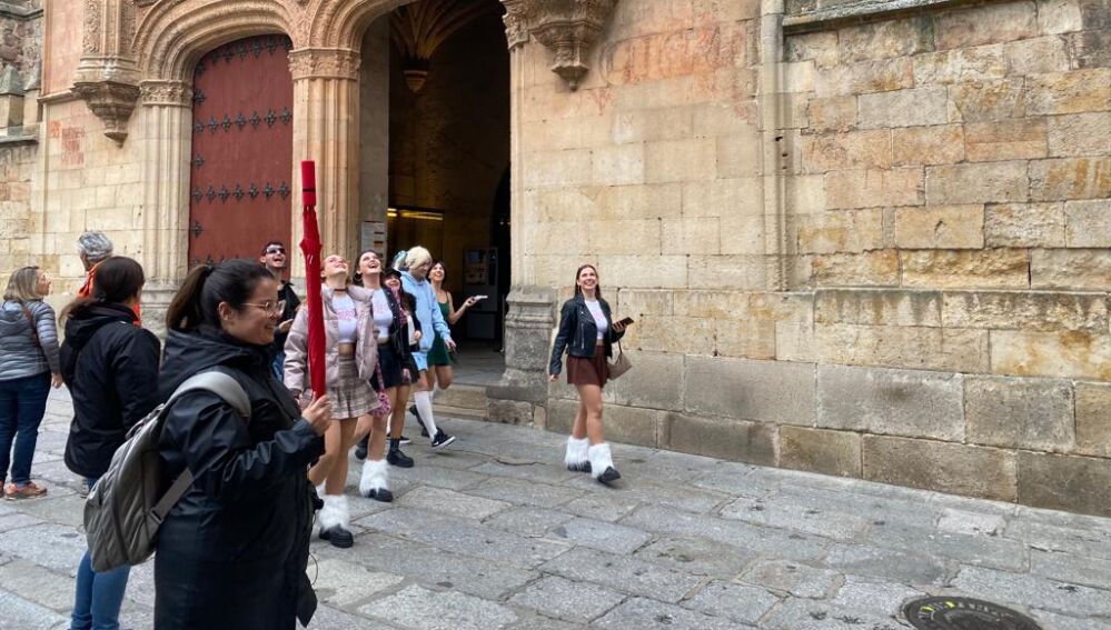Estudiantes de la Facultad de Ciencias de la Universidad de Salamanca saludan a Agatha Ruiz de la Prada
