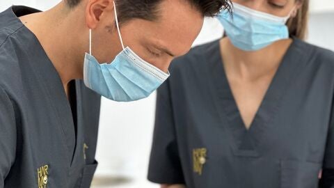 El Dr Loureda junto a una compa&ntilde;era de Harmony