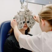 Una persona en una revisión del oftalmólogo
