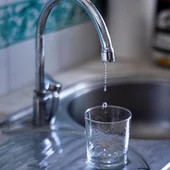 Imágenes de recurso de un grifo de agua de uso doméstico goteando. Imágenes de recurso de un grifo de agua de uso doméstico goteando.