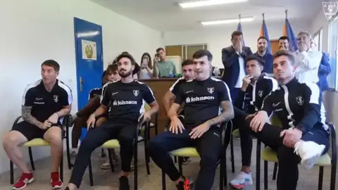 La plantilla del Orihuela en el momento de conocer el cruce de la segunda ronda de la Copa del Rey La plantilla del Orihuela en el momento de conocer el cruce de la segunda ronda de la Copa del Rey