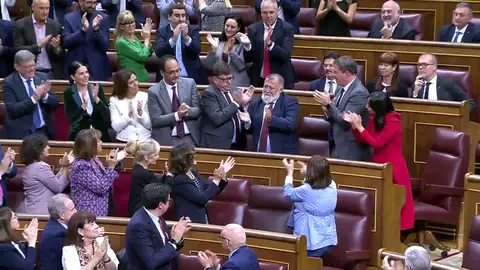El parlamento ovaciona a Herminio Rufino