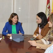 Reunión delegada JCCM en Ciudad Real, Blanca Fernández, y alcaldesa de Villanueva de los Infantes, Carmen María Montalbán Reunión delegada JCCM en Ciudad Real, Blanca Fernández, y alcaldesa de Villanueva de los Infantes, Carmen María Montalbán