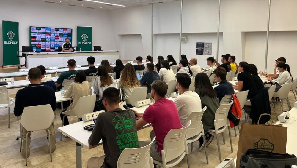 La sala de prensa del estadio Martínez Valero, llena en el IV Curso de Periodismo Deportivo UMH