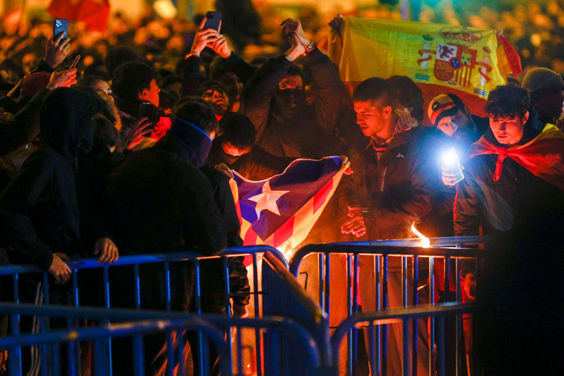 La manifestación en Ferraz reúne a 4.000 personas el día de la reelección de Pedro Sánchez La manifestación en Ferraz reúne a 4.000 personas el día de la reelección de Pedro Sánchez