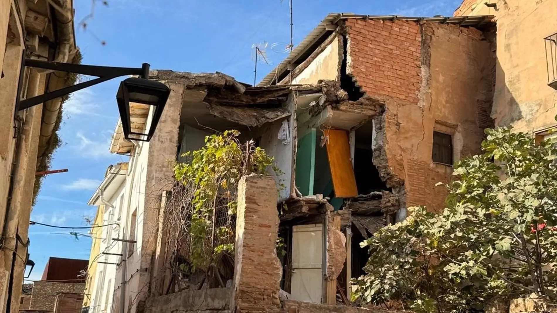 Un nuevo derrumbe en Calahorra, parcial pero de grandes dimensiones, provoca la demolición total de un edificio