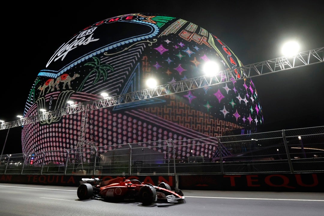 Caos en Las Vegas: una tapa de alcantarilla revienta el Ferrari de Sainz Caos en Las Vegas: una tapa de alcantarilla revienta el Ferrari de Sainz