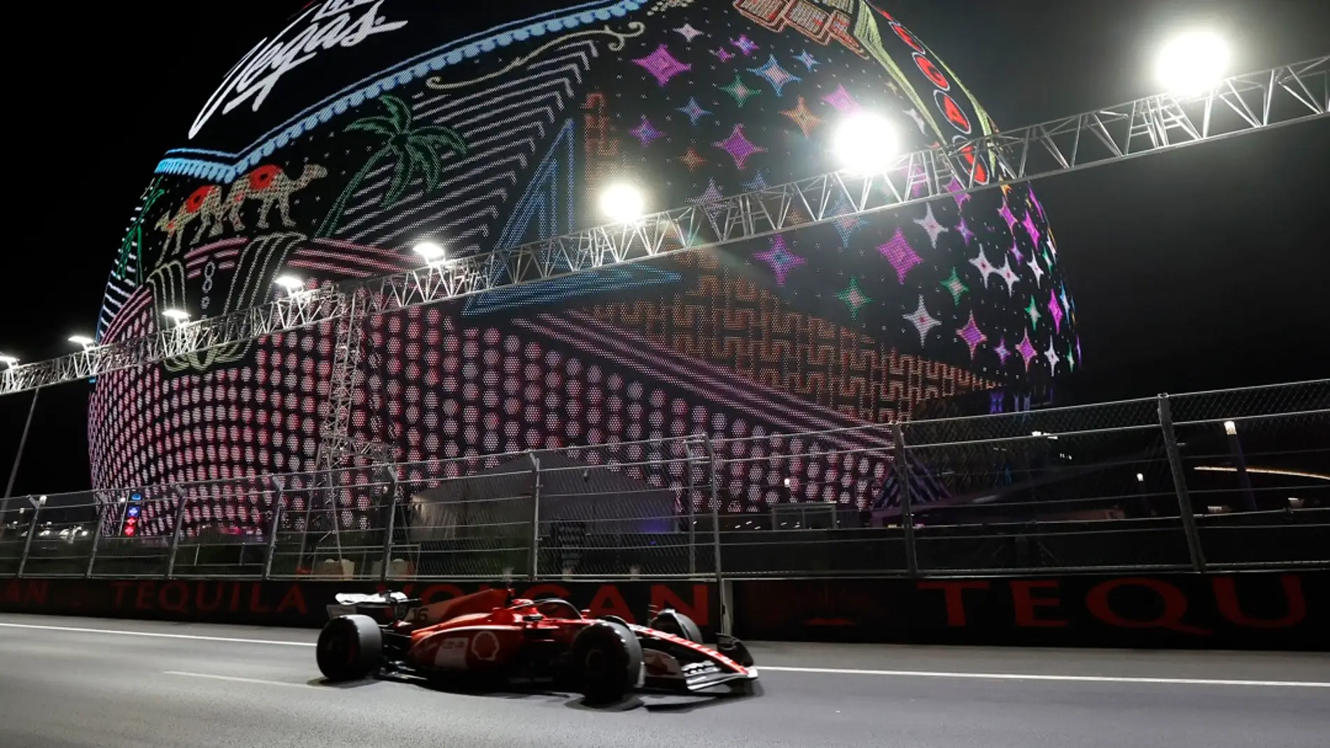 Caos en Las Vegas: una tapa de alcantarilla revienta el Ferrari de Sainz