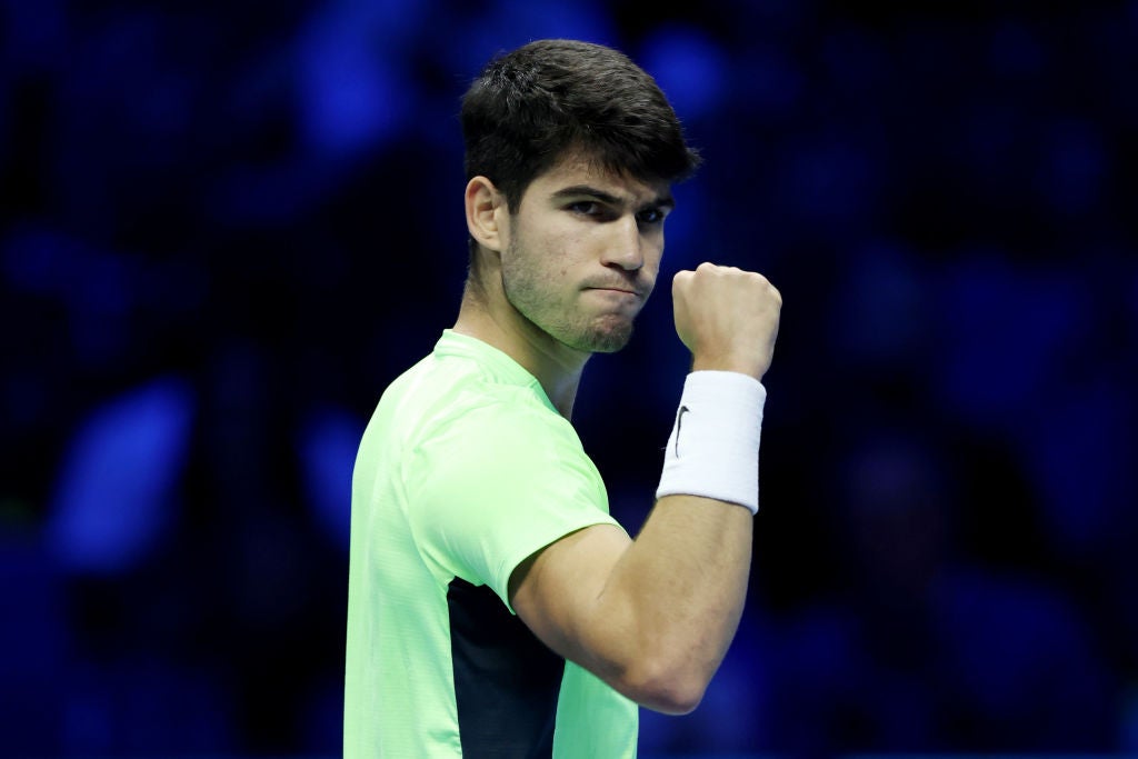 Alcaraz gana a Medvedev en dos sets y se cita con Djokovic en semifinales Alcaraz gana a Medvedev en dos sets y se cita con Djokovic en semifinales