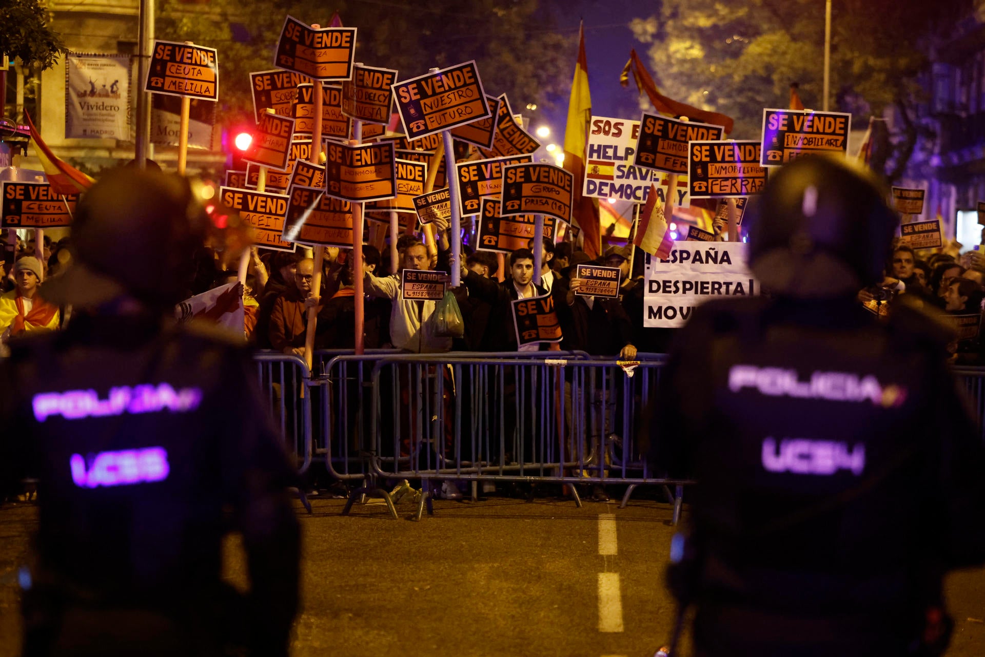 Protesta de un millar de personas en Ferraz con lanzamiento de botes de humo y gritos contra la prensa Protesta de un millar de personas en Ferraz con lanzamiento de botes de humo y gritos contra la prensa