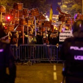 Cientos de personas participan en una nueva jornada de protestas en contra del presidente del gobierno en funciones y líder del PSOE, Pedro Sánchez, y contra la amnistía a los líderes del "procés", este viernes en los alrededores de la sede socialista en la madrileña calle de Ferraz. 