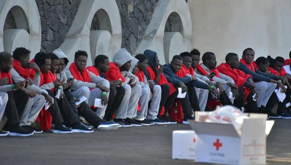 Una embarcación de la Guardia Civil ha acompañado hasta el puerto de La Restinga, en El Hierro, a un cayuco con 163 personas a bordo, entre ellas nueve mujeres y dos niñas Una embarcación de la Guardia Civil ha acompañado hasta el puerto de La Restinga, en El Hierro, a un cayuco con 163 personas a bordo, entre ellas nueve mujeres y dos niñas