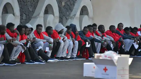 Una embarcación de la Guardia Civil ha acompañado hasta el puerto de La Restinga, en El Hierro, a un cayuco con 163 personas a bordo, entre ellas nueve mujeres y dos niñas Una embarcación de la Guardia Civil ha acompañado hasta el puerto de La Restinga, en El Hierro, a un cayuco con 163 personas a bordo, entre ellas nueve mujeres y dos niñas
