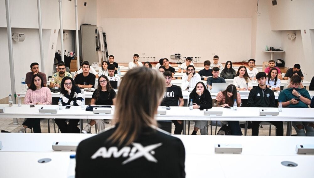 Beccacece responde a los alumnos del IV Curso de Periodismo Deportivo de la UMH.
