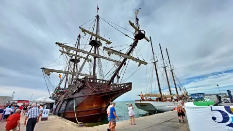 Santa Pola recibe un año más a la Nao Victoria y el pailebote Pascual Flores. Santa Pola recibe un año más a la Nao Victoria y el pailebote Pascual Flores.