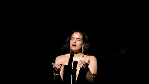 La cantante Rosal&iacute;a durante su actuaci&oacute;n/ EFE/Cortes&iacute;a de La Academia Latina de la Grabaci&oacute;n/Kevin Winter/Getty Images&copy;2023.