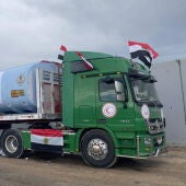 Un camión egipcio para entregar combustible a la Franja de Gaza espera en el cruce fronterizo de Rafah, en foto del 15 de noviembre de 2023. 