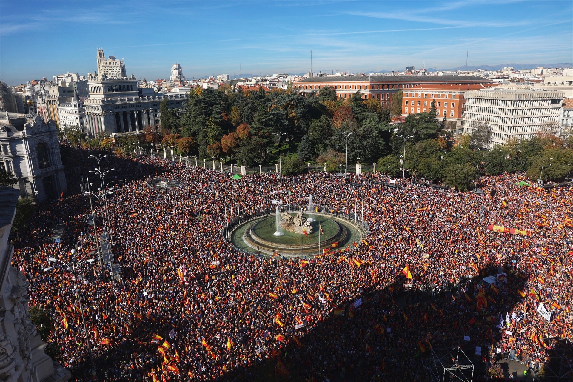 Miles de personas llenan Cibeles para protestar contra la amnistía y Sánchez: "No en mi nombre" Miles de personas llenan Cibeles para protestar contra la amnistía y Sánchez: "No en mi nombre"