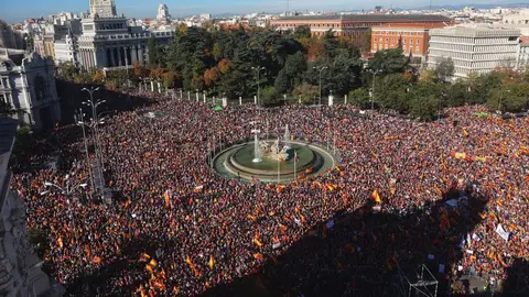 Imagen aérea de los manifestantes protestando contra la amnistía en Cibeles Miles de personas llenan Cibeles para protestar contra la amnistía y Sánchez: "No en mi nombre"