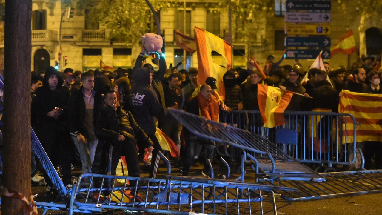 Varios manifestantes quitan las vallas de seguridad, durante una manifestación contra la amnistía frente a Ferraz