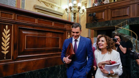 Pedro Sánchez y María Jesús Montero dialogan en el Congreso de los Diputados