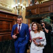 Pedro Sánchez y María Jesús Montero dialogan en el Congreso de los Diputados