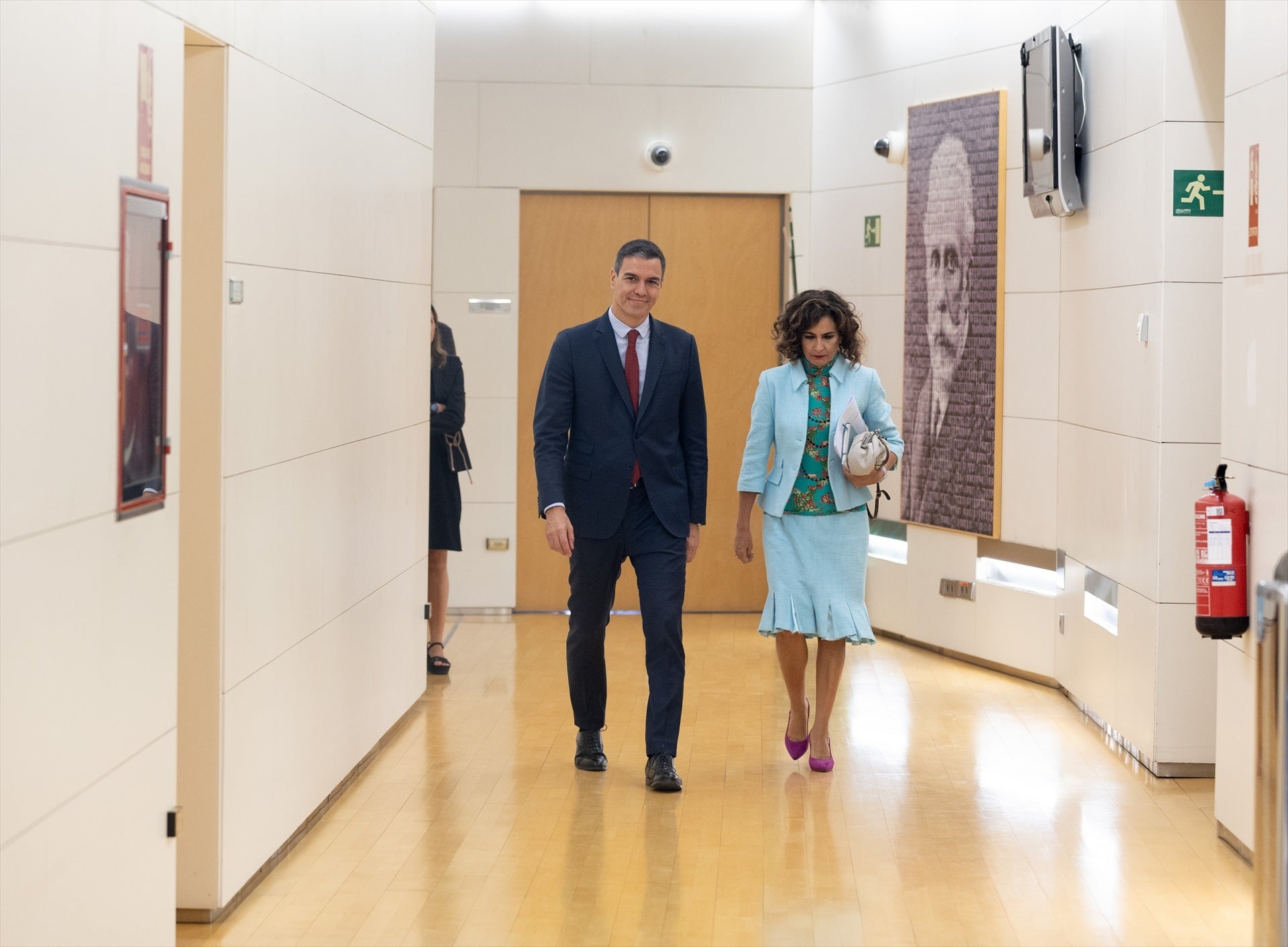 Bruselas calcula que el Gobierno debe ajustar 3.000 millones en los PGE para rebajar el déficit Bruselas calcula que el Gobierno debe ajustar 3.000 millones en los PGE para rebajar el déficit