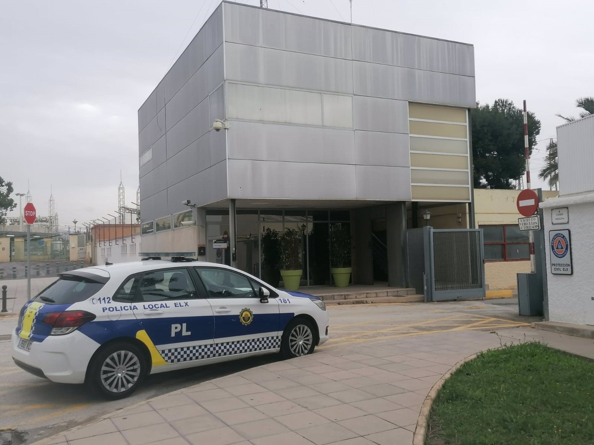 La Policía Local de Elche desmantela en un chalé de la partida de Jubalcoi un cultivo con 300 plantas de marihuana La Policía Local de Elche desmantela en un chalé de la partida de Jubalcoi un cultivo con 300 plantas de marihuana