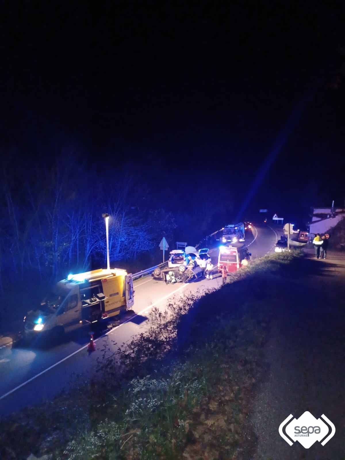 Dos heridos en un accidente en Tineo Dos heridos en un accidente en Tineo