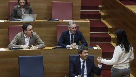 El 'president' Carlos Maz&oacute;n saluda a la consellera Ruth Merino en un pleno de Les Corts - 