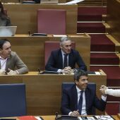El 'president' Carlos Mazón saluda a la consellera Ruth Merino en un pleno de Les Corts - 