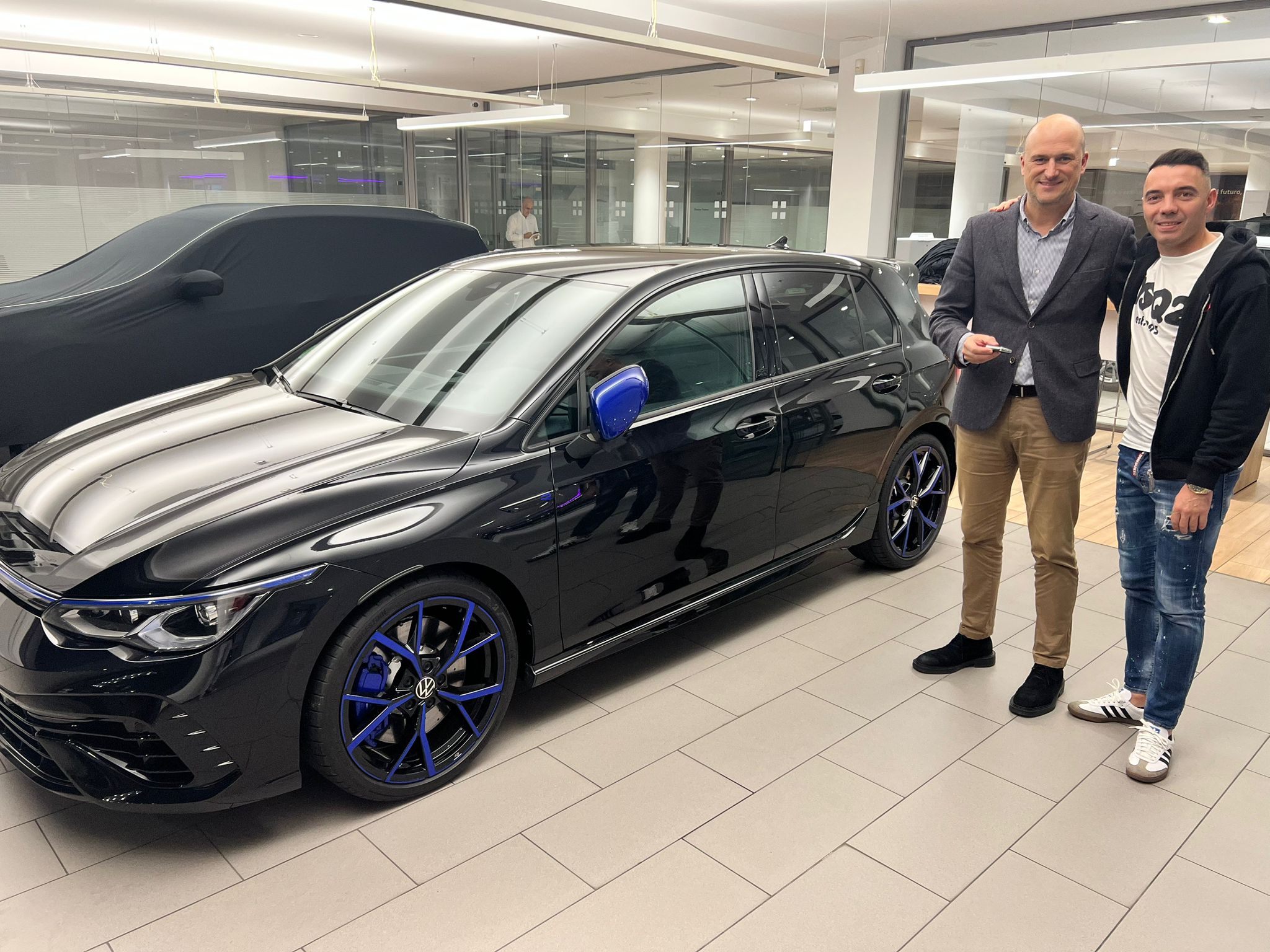 Entregan un nuevo bólido a Iago Aspas en Vepersa Entregan un nuevo bólido a Iago Aspas en Vepersa