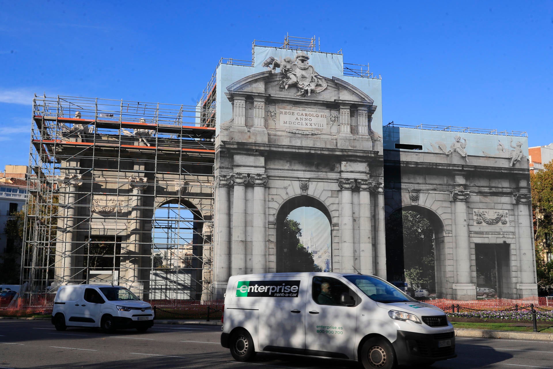 Madrid recupera su histórica Puerta de Alcalá: comienza la retirada de la lona que la cubre desde julio Madrid recupera su histórica Puerta de Alcalá: comienza la retirada de la lona que la cubre desde julio