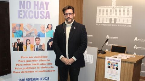Santiago Alonso, edil de Igualdad del Ayuntamiento de Alcal&aacute; de Henares, en la presentaci&oacute;n del programa de actividades conmemorativas del D&iacute;a Internacional de la Eliminaci&oacute;n de la Violencia contra la Mujer