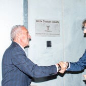 A la derecha Ángel Miranda, CEO de Titan y a la izquierda el consejero de Empresa, Luis Alberto Marín.