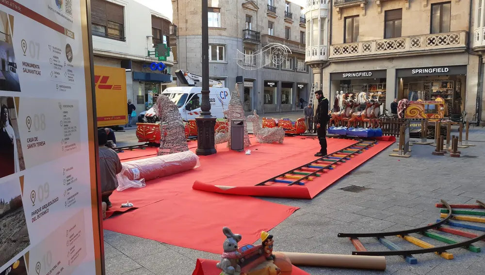Instalación de juegos navideños en la plaza del Liceo este martes Instalación de juegos navideños en la plaza del Liceo este martes