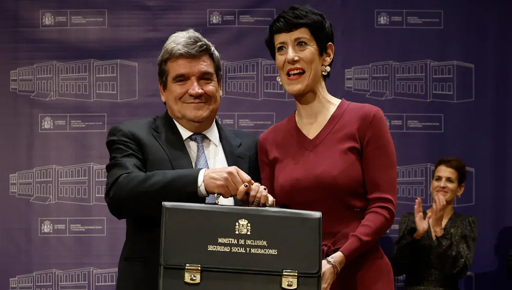 La nueva ministra de Inclusión, Seguridad Social y Migraciones, Elma Saiz, recibe la cartera de manos del titular saliente, José Luis Escrivá